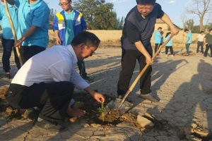 畜牧系组织师生义务植树