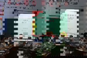 坚持政治标准，确保发展质量