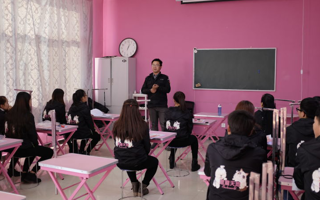 黄超，2015年畜牧兽医专业毕业，毕业后进入北京恩宠天地商贸有限公司，现担任公司下属北京恩宠天地美容师培训学校校长，年薪10～12万元。