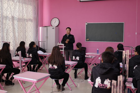 黄超，2015年畜牧兽医专业毕业，毕业后进入北京恩宠天地商贸有限公司，现担任公司下属北京恩宠天地美容师培训学校校长，年薪10～12万元。