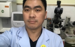 黄剡鸿，2006年畜牧兽医专业毕业，2004-2007年师从甘肃畜牧工程职业技术学院高啟贤教授、甘肃省农业大学叶得河教授， 2007年创办兰州市安宁宝芝灵动物医院，2009年创办兰州市西固宝芝灵动物医院分院，担任院长职务。目前资产已达500多万，年收入40多万。