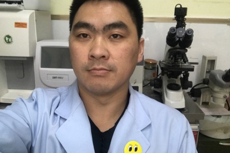 黄剡鸿，2006年畜牧兽医专业毕业，2004-2007年师从甘肃畜牧工程职业技术学院高啟贤教授、甘肃省农业大学叶得河教授， 2007年创办兰州市安宁宝芝灵动物医院，2009年创办兰州市西固宝芝灵动物医院分院，担任院长职务。目前资产已达500多万，年收入40多万。