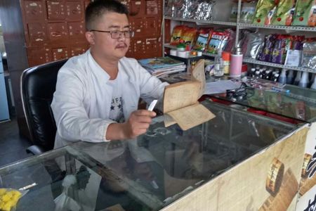 黄永学，2008年畜牧兽医专业毕业，毕业后在和临夏政县创办旭红动物医院，从事兽药、饲料销售、动物预防保健、兽医诊疗与养殖技术推广等工作，在当地有很高的知名度。目前，年收入50万以上。