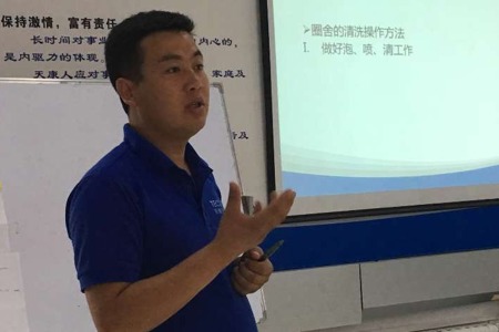 陈新荣,2013年动物营养与饲料专业毕业，先后担任新疆大北农牧业科技有限责任公司大区经理与新疆天康饲料有限公司销售主任，年薪20多万元。