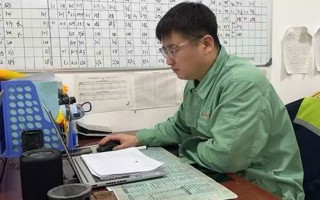 马江伟，2016年畜牧兽医专业毕业，2016年8月入职，2020-2021年任万头场4线线长，2022-2024年任东祁场一线线长，2025年7月任东祁场副场长，基础母猪3750头，年受胎率95%，年薪30余万元。