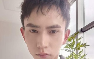 王宝华，2020年畜牧兽医专业毕业，2021年入职，任万头场3线分娩组长，2024年任万头一线线长，管理2200头基础母猪场，年受胎率93%，年薪29万。